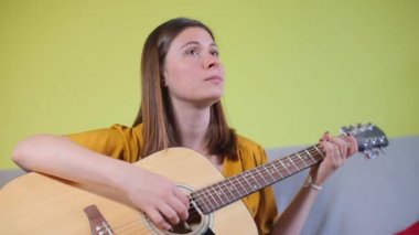 Portre, gitar çalan kız, konuşan.