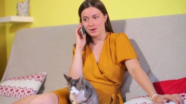 Kız telefonda konuşuyor, utanıyor.