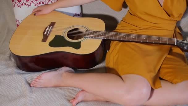 La guitare est sur les jambes des filles — Video