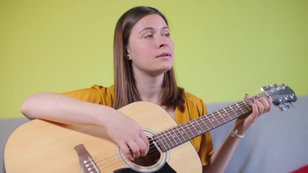 Portret meisje leert naar de gitaar spelen — Stockvideo
