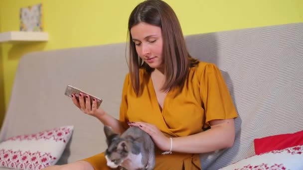 Meisje emotioneel praten aan de telefoon — Stockvideo