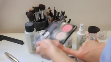 parmak pudra paletinin rengini gösterir