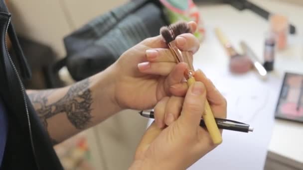 Girl examines the brush — Stock Video