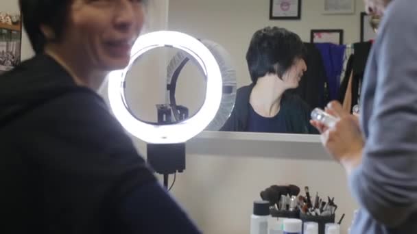 거울에 비친 말하는 소녀의 모습 — 비디오