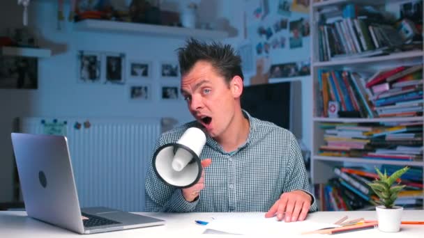 Őrült irodai munkás egy hangosbeszélővel a kezében.. — Stock videók