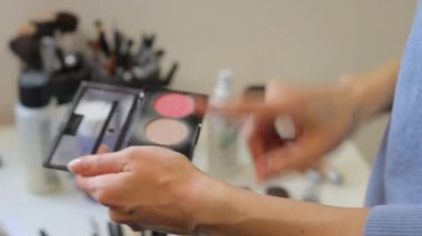 parmak pudra paletinin rengini gösteriyor, yakın plan.