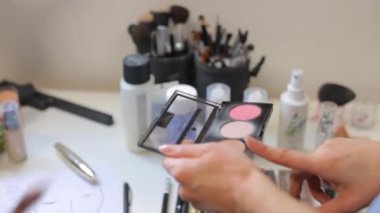 Barutu kızın ellerine bırak.