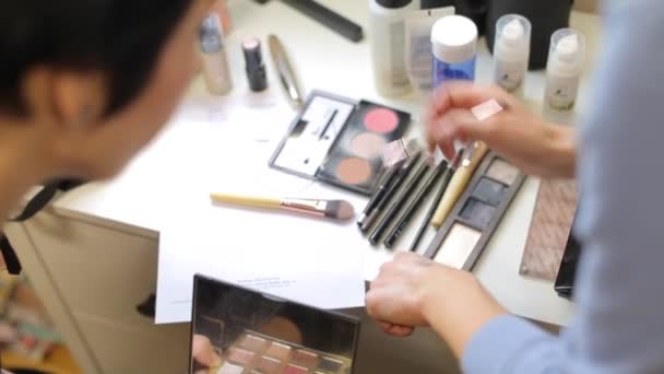 Demostración de pinceles de maquillaje — Vídeo de stock