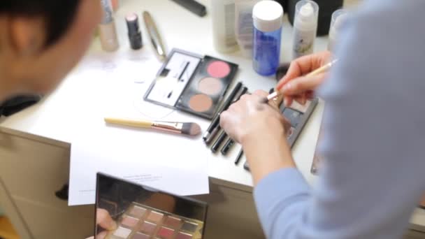 Demostración de pinceles de maquillaje — Vídeos de Stock