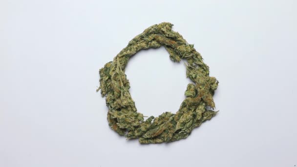 Etter O del alfabeto inglés hecho de marihuana — Vídeo de stock