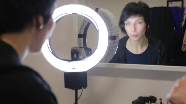 Chica se mira en el espejo — Vídeo de stock