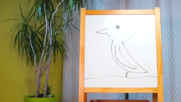 Μια σανίδα στην οποία ένας πιγκουίνος σχεδιάζεται — Αρχείο Βίντεο