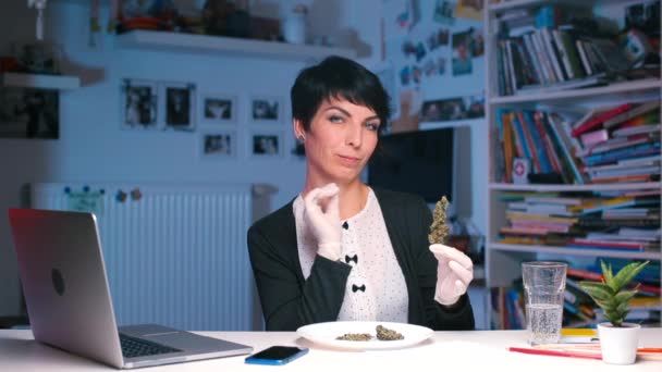魔术师用普通植物做麻药大麻 — 图库视频影像