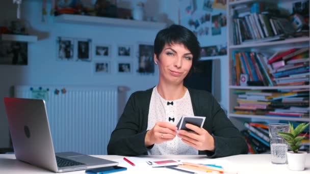 Le designer au bureau examine les photos — Video