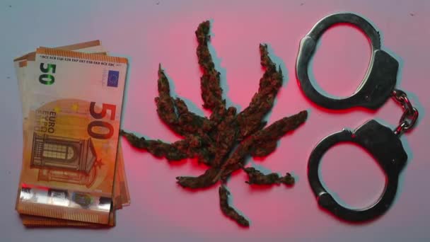 Kriminální zadržování drogy, peníze, pouta, policie červené záblesky světla — Stock video