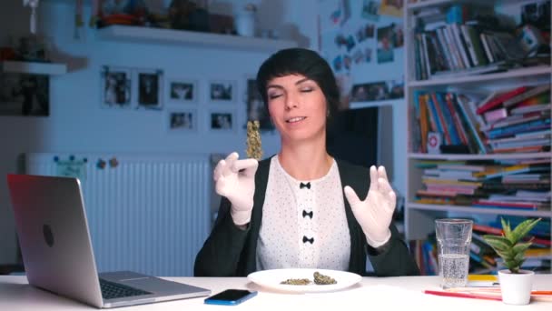 Een blogger praat over medicinale marihuana. — Stockvideo