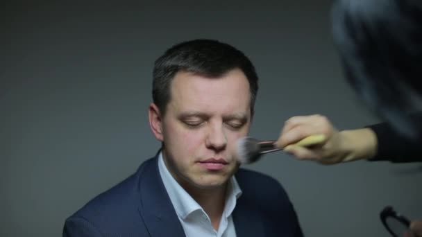 Színész smink készítése egy férfinak — Stock videók