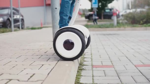 Homem puxa para fora em um GyroScooter do meio-fio — Vídeo de Stock