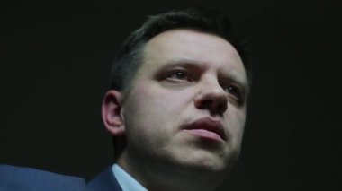Koyu arkaplanda hoparlör