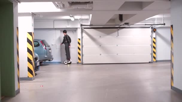 Fille promenades sur un scooter dans un parking souterrain — Video