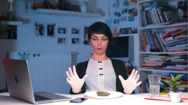 Arzt spricht über die Vorteile von Cannabis — Stockvideo