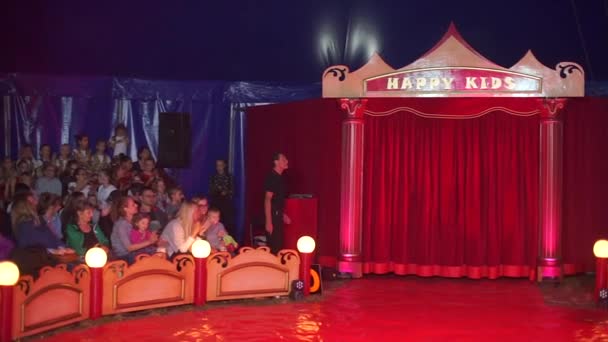 Dzieci przygotowują się do występu cyrkowego w szkole, widzowie siedzą — Wideo stockowe