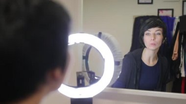 Kız aynanın önünde konuşuyor.