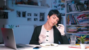 Marihuana satıcısı kenevir çeşitliliğine övgüde bulunuyor..