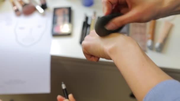 Una demostración en el brazo, cómo utilizar la esponja en la piel — Vídeo de stock