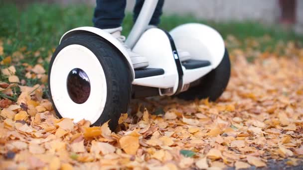 El giroscooter mueve las ruedas en su lugar, estancado — Vídeos de Stock