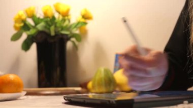 El tablete bir kalem çizer