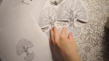 Masanın manzarası, çizimler masanın üstünde, el çizimleri alır.