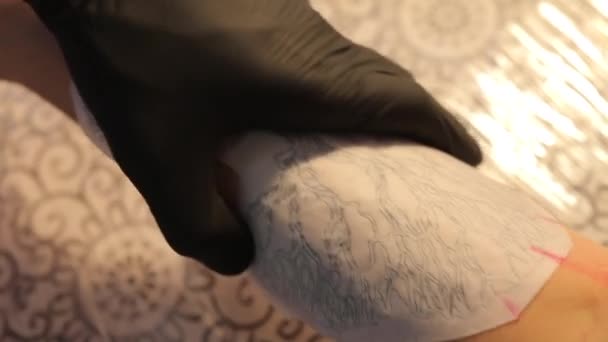Primo piano schizzo del tatuaggio sul braccio — Video Stock