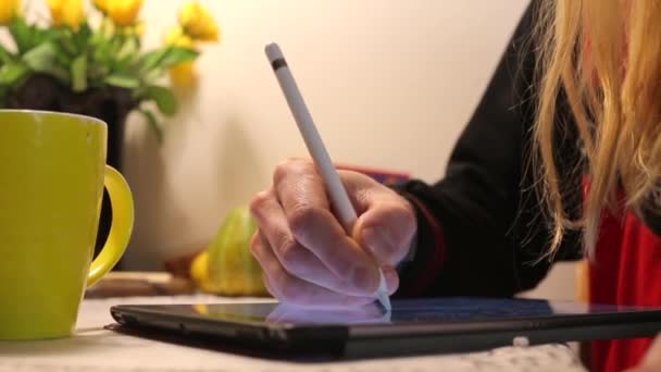 Парень рисует ручку на планшете — стоковое видео