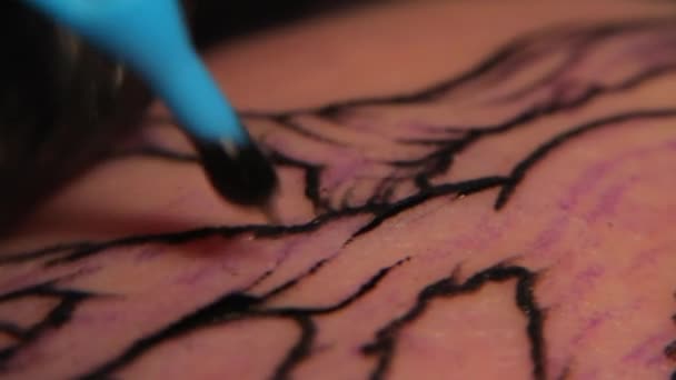Primer plano del movimiento de la aguja al tatuar — Vídeos de Stock