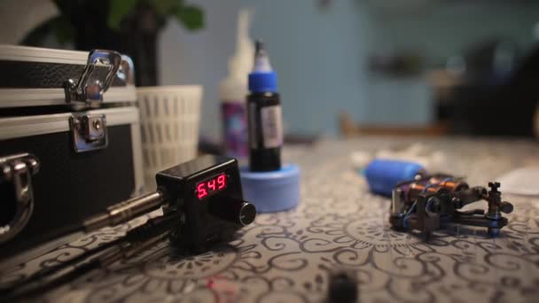 Black-gloved hand turns the knob of the typewriter block — Stock Video