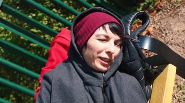 Kırmızı şapkalı bir kızın yakın çekimi..