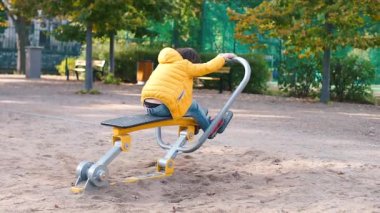 Çocuk spor simülatörü üzerinde egzersiz yapıyor..