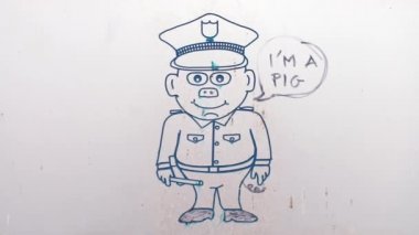 Şehrin duvarına resim çiziyorum. Üniformalı bir polis çiziliyor..