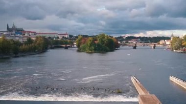 Prag 'daki Legia Köprüsü ve Prag Şatosu manzarası
