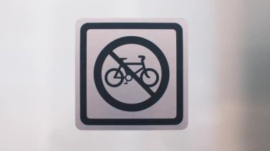 Halka açık bir yeri imzalayın. Bisiklet kullanımının yasaklanması.