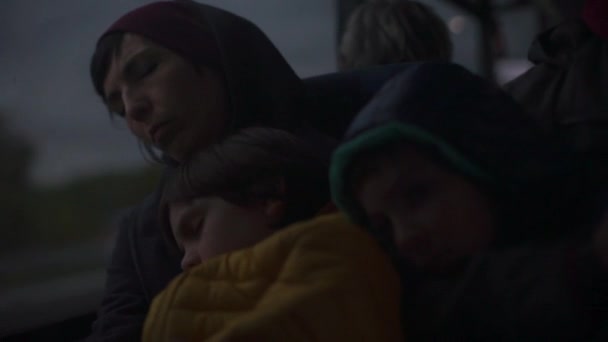 Les enfants avec maman dorment dans un bus de nuit . — Video