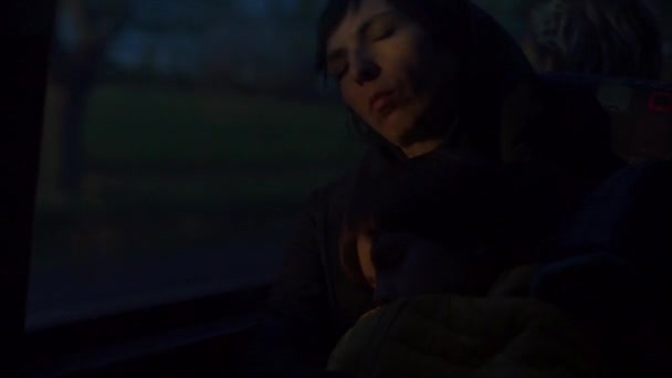 Μια γυναίκα κοιμάται σε μια καρέκλα λεωφορείου νωρίς το πρωί. Γύρω από το σκοτάδι. — Αρχείο Βίντεο