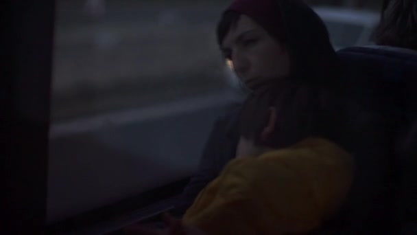 Maman avec un enfant prend un bus de nuit . — Video