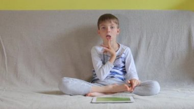 Parmaklarıyla oynayan bir çocuğun portresi