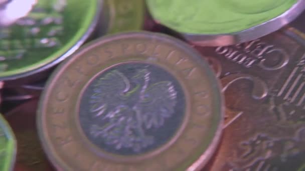 Närbild massor av mynt, skytte från ovan — Stockvideo