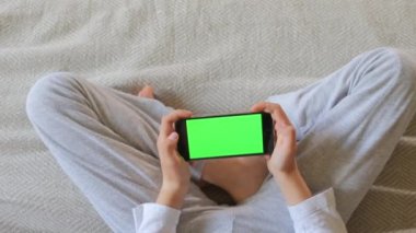 Çocuk elleri akıllı telefon kullanır.