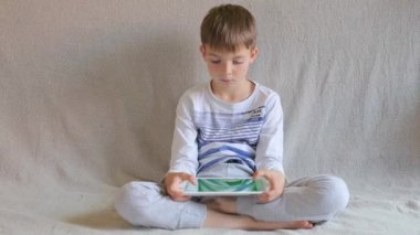 Adam tablet kullanıyor, arka planda.