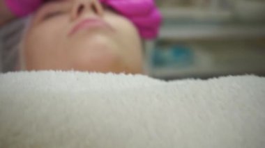 Alnından enjekte ediliyor, yakın plan.