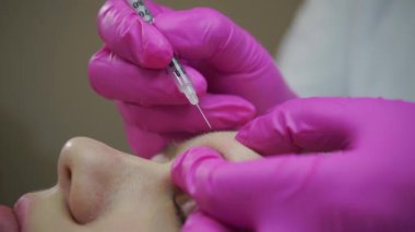 Alnına enjekte edilmiş, yakın plan.